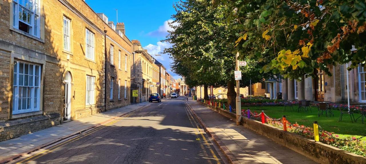 Luxurious Two-Bedroom Apartment In The Centre Of Peterborough Exterior photo